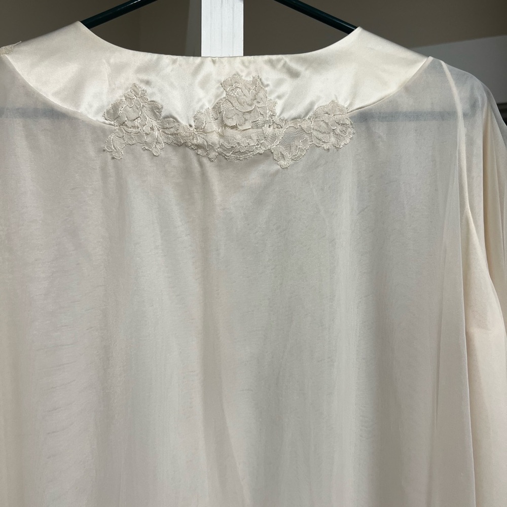 Vintage house coat. Doesn’t have a size in it. Appears to be a medium pale pink